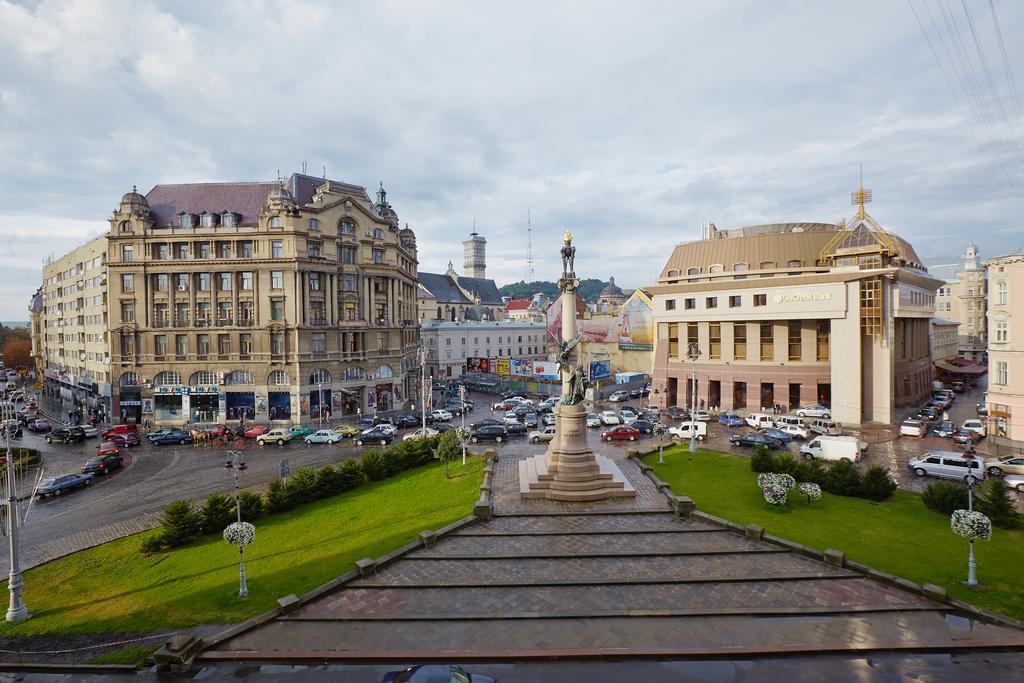 Apartment Mitskevycha Square 5 リヴィウ エクステリア 写真