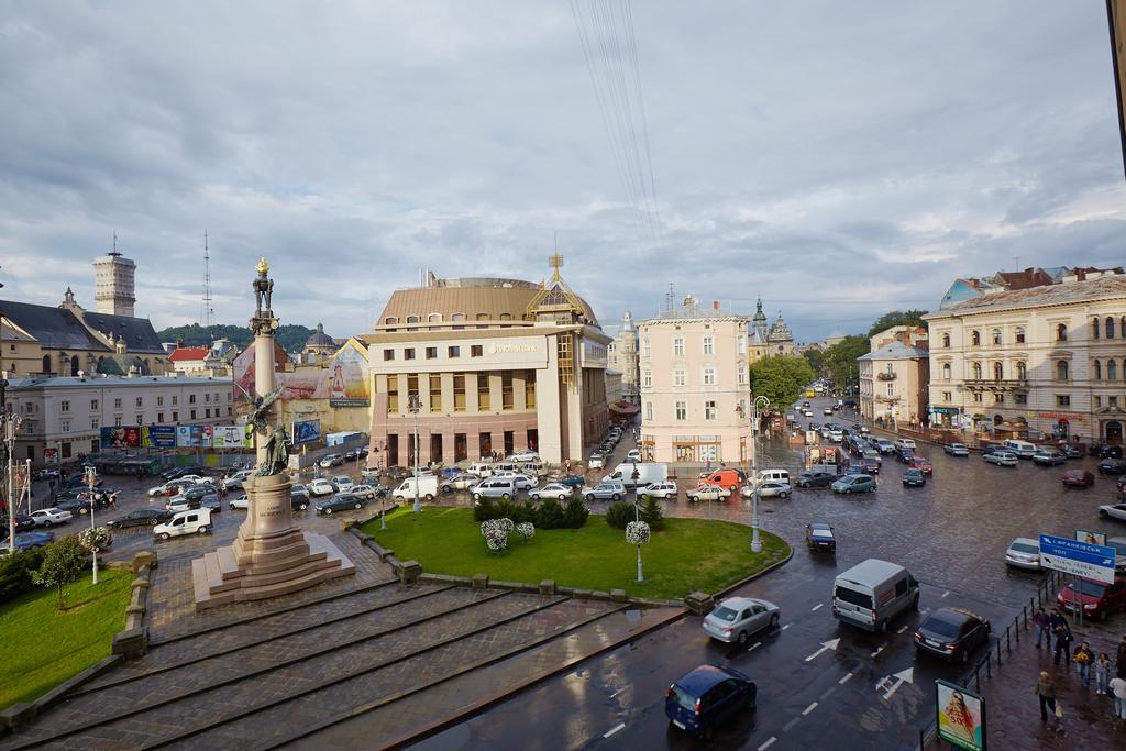 Apartment Mitskevycha Square 5 リヴィウ エクステリア 写真